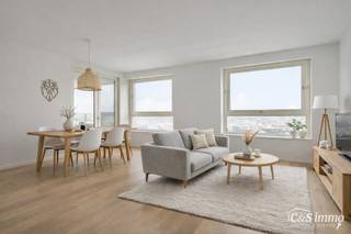 Cet appartement prêt à emménager (environ 94 m²) est situé au 12e étage avec vue sur l'eau, dans le quartier animé d'Eilandje, près du Montevideo et à quelques minutes à vélo du centre-ville. Hall d'entrée avec accès au débarras et aux toilettes séparées avec lavabo. Grand salon et salle à manger (environ 43 m²) avec parquet, grandes baies vitrées et accès à la terrasse (environ 9 m²). Depuis le salon et la terrasse, vous pouvez profiter en toute tranquillité d'une vue unique sur l'Escaut et les docks. La cuisine ouverte de qualité, avec sol carrelé, est équipée d'un four, d'une plaque de cuisson vitrocéramique, d'un réfrigérateur avec compartiment congélateur et d'un lave-vaisselle. Chambre principale (environ 15 m²) et deuxième chambre (environ 11 m²) également avec parquet. Cette dernière peut également être aménagée en bureau, salle de loisirs ou chambre d'enfant. Au bout du couloir se trouve une salle de bains équipée avec carrelage, baignoire avec douche, radiateur sèche-serviettes et double meuble de salle de bains. Cave. Place de parking pour 35 000 €. Emplacement idéal avec tous les commerces et restaurants à proximité.
