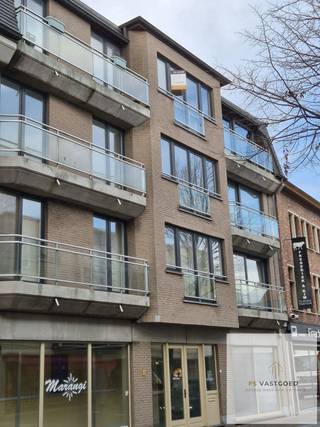 Dit aangename appartement bevindt zich op een centrale, uiterst bereikbare locatie in het hart van Aalter. Alle winkels, scholen, openbaar...