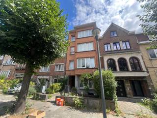 <p><span>CHARMING ONE-BEDROOM APARTMENT IN A SMALL CO-OWNERSHIP</span></p><p><span>Located on the first floor of a small residential building, this pleasant one-bedroom apartment offers a particularly functional layout and a peaceful residential setting, while remaining within easy reach of public transport and everyday amenities.</span></p><p><span>The apartment is arranged over three consecutive rooms. Upon entering, you are welcomed into a pleasant central room that can be arranged as a living area, lounge or cozy sitting room. At the rear, a spacious and bright dining room that is annexed with a fully fitted kitchen. A practical cloakroom with a dedicated laundry area further enhances the functionality and comfort of the apartment.</span></p><p><span>At the front of the property is a spacious bedroom, accompanied by a fully fitted bathroom equipped with a walk-in shower, sink and toilet.</span></p><p><span>The apartment enjoys a pleasant location on a quiet street, while shops, public transport and several parks are all within easy reach. This provides an attractive combination of peace and quiet with excellent accessibility and convenient amenities.</span></p><p><span>The property also benefits from a favorable EPC rating of C and comes with a private cellar, providing additional storage space.</span></p><p><span>A charming, well-designed and comfortable apartment, ideal both as a private residence or as an attractive investment opportunity.</span></p>