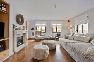 Deze instapklare gezinswoning met 4 à 5 slaapkamers bevindt zich op een rustige ligging, in een doodlopende straat, te Oostmalle!<br /><br />Bij het betreden van de woning kom je in een inkomhal op tegels, voorzien van een gastentoilet met handenwasser. Vanuit de hal krijg je toegang tot de gezellige leefruimte van 55 m² op parketvloer met veel lichtinval dankzij de vele ramen. Aansluitend bevindt zich de volledig ingerichte keuken (16 m²) op tegelvloer, voorzien van alle moderne comfort en met een naastgelegen bijkeuken met extra bergruimte. Vanuit zowel de leefruimte, als de keuken, is er toegang tot de veranda. Deze ruime veranda biedt een prachtig zicht op de verzorgde tuin en vormt een ideale plek om het hele jaar door van de buitenruimte te genieten.<br /><br />Op de eerste verdieping bevinden zich vier volwaardige slaapkamers (18 m², 14 m², 14 m² en 13 m²) op parketvloer en de mogelijkheid om een vijfde slaapkamer (10 m²) te creëren. De woning is voorzien van twee badkamers waarvan de eerste is uitgerust met dubbele lavabo, toilet, ligbad en douche. De tweede badkamer beschikt over een lavabo, toilet en een zitbad met douchekop.<br /><br />De woning is volledig onderkelderd, voorzien van ingebouwde kasten en een inpandige garage.<br /><br />De volledig omheinde tuin met zonnig terras biedt volop privacy en rust, ideaal voor wie houdt van buitenleven in een groene omgeving.<br /><br />EXTRA: EPC C-label: 284 kWH / (m² jaar) uc: 20240211-0003138456-RES-1 (GEEN renovatieverplichting). Niet gelegen in mogelijks of overstromingsgevoelig gebied, niet gelegen in afgebakend overstromingsgebied of afgebakende oeverzone, niet gelegen in risicozone overstromingen (P-score A, G-score A), woongebied, Gvkr, Vg, Vv, Gmo. Voor meer info ga naar www.coenenvastgoed.be of bel 03/375.82.92