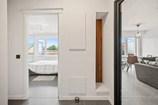 Dit prachtige, instapklare appartement is gelegen in het centrum van Tienen en biedt alle comfort voor een aangenaam verblijf. Het appartement beschikt over een ruim terras waar je heerlijk kunt genieten van de zon. Het appartement is gelegen op de eerste verdieping en is bereikbaar via lift. Het heeft 1 ruime slaapkamer en is volledig gerenoveerd in 2023, waardoor het voorzien is van alle moderne gemakken. Verder beschikt het appartement over een badkamer en een apart toilet die beide ook volledig gerenoveerd zijn en voorzien zijn van alle nodige faciliteiten. De open keuken is uitgerust met moderne apparatuur en biedt voldoende ruimte om heerlijke maaltijden te bereiden. Dit appartement is ideaal voor wie op zoek is naar een comfortabele en goed gelegen woonst in Tienen. Met de gerenoveerde staat en de energiezuinigheid is dit appartement zeker een goede investering voor de toekomst.
