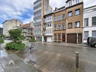 <p>De woning ligt in het hartje van Oostende, op wandelafstand van alles wat Oostende te bieden heeft.<br />Via de inkomhal kom je in de leefruimte met zit- en eethoek. Aansluitend bevindt zich de uitgeruste keuken alsook een afzonderlijk toilet.<br />Op de eerste verdieping liggen twee ruime slaapkamers en een badkamer met douche, lavabomeubel, toilet en aansluiting voor een wasmachine.<br />Een verdieping hoger bevindt zich een tweede leefruimte met eetplaats en ingerichte keuken met berging. Deze verdieping leent zich uitstekend voor extra woonruimte, zoals een studio, hobbyruimte of een zelfstandige unit voor een inwonend gezinslid. Van hieruit vertrekt een vaste trap naar het bovenste niveau.<br />Bovenaan vind je een derde volwaardige slaapkamer en de aansluitende tweede badkamer met ligbad, toilet en lavabo. Ook in deze badkamer is er een aansluiting voorzien voor een wasmachine.</p>
<p>Extra troeven:</p>
<ul>
<li>Energiezuinig (geen renovatieplicht)</li>
<li>Dubbele beglazing (PVC)</li>
<li>Conforme keuring elektriciteit</li>
<li>Bewoonbare oppervlakte:+-200m²</li>
<li>Grote droge kelder</li>
<li>Veel parkeergelegenheid in de omgeving</li>
<li>Geschikt als meergezinswoning</li>
<li>Op wandelafstand van scholen, winkels, de zeedijk, het station en de kusttram</li>
<li>Instapklaar</li>
</ul>
<p>Deze woning is te koop ZONDER makelaar via het concept van Smart Houses! Verdere inlichtingen of bezoek? Contacteer rechtstreeks de eigenaar via 0478/40.79.25</p>