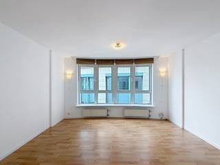 <p><strong>Dit mooie appartement met 2 slaapkamers van ± 89 m² ligt in het hart van Brussel, in de levendige wijk De Brouckère en vlak bij alle voorzieningen (openbaar vervoer, winkels, restaurants…), op de 3e verdieping met lift. Het bestaat uit een lichte woonkamer van ± 21 m², een ingerichte keuken (oven, kookplaten, afzuigkap, koelkast, vriezer en vaatwasser), een toilet, een slaapkamer van ± 14 m² met inbouwkasten, een doucheruimte met wasmachineaansluiting, een slaapkamer van ± 9 m² en een kelder. Kosten: Vastgoedkosten van 180 €/maand, inclusief gemeenschappelijke kosten en koud water. EPC C-. Direct beschikbaar<br /></strong><br /><span>Op de 3e verdieping met lift:</span></p>
<p>- Hal<br />- WC<br />- Woonkamer van ±21 m²<br />- Ingerichte keuken (oven, kookplaten, afzuigkap, koelkast, vriezer en vaatwasser)<br />- Slaapkamer van ±14 m² met inbouwkasten<br />- Doucheruimte met wasmachineaansluiting<br />- Slaapkamer van ±9 m²</p>
<p>Kelder nr. 3.2</p>