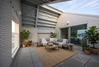 <p><span>Een lichtrijk, energiezuinig en ruim (150m2!) duplex penthouse met panoramisch zicht over Antwerpen dat deel uitmaakt van het gerenommeerde project Groene Poort. Er zijn 3 slaapkamers, 2 badkamers, 2 aparte toiletten, een vestiaire, bureau/slpk, aparte dressing, een aparte berging en wasplaats, een luxueus geïnstalleerde open keuken, 2 terrassen en parking (met laadpaal). </span><br /><span>De keuken is hyper-geïnstalleerd en is extra voorzien van een wijnkoelkast, een Quooker-kraan (kokend &amp; bruiswater), esthetisch geïntegreerde dampkap en extra brede oven. Het terras sluit mooi aan met de leefruimte en heeft een prachtig uitzicht op het MAS, het Havenhuis, de Kathedraal en zoveel meer.</span><br /><span>Het appartement is al voorzien van verlichtingsarmaturen en gordijnen en behaalt als energiescore een A-label dankzij de warmtepomp.</span><br /><span>In de huurprijs is 1 parkeerplaats inbegrepen met mogelijkheid tot het huren van een 2de staanplaats en laadpaal. Gemeenschappelijke kosten: 85€/maand + 165€/maand (=privatief verbruik van verwarming en warm water). Onmiddellijk beschikbaar. EPC in opmaak.</span></p>