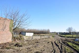 Heeft u altijd al energiezuinig en rustig willen wonen? Maak dan zeker kennis met deze halfopen bebouwing (nieuw te bouwen) in een groene omgeving met achteraan uitzicht op agrarisch gebied en dichtbij verschillende parken en bossen. U kiest zelf het ontwerp en de afwerking die het best bij u passen en er staat een sterk accent op comfort, lichtinval, milieuvriendelijkheid en kwalitatieve materialen. Het gelijkvloers van de voorbeeldwoning omvat een inkomhal en grote leefruimte met volledig ingerichte open keuken waar je op elk moment van de dag van een heldere lichtinval kan genieten. Verder is er een gastentoilet en berging. Met drie slaapkamers, badkamer, apart toilet op de verdieping en nog een zolderverdieping sluit het ontwerp perfect aan bij de noden van ieders wensen.<br /><br />Vlotte verbinding naar Asse, Merchtem, Brussel. Het centrum van Opwijk bevindt zich op 3,5km.<br /><br />De opgegeven prijs is excl. registratierechten op de grond en BTW op de constructiewaarde en wanneer er gebouwd wordt volgens huidig plan en volgens de afwerking/ materialen voorgesteld in het lastenboek, met inbegrip van ingerichte keuken, badkamer, toiletten, centrale verwarming, zonnepanelen, driedubbele beglazing, warmtepomp en vloerverwarming op het gelijkvloers en in de badkamer.<br /><br />Graag bespreken wij met u de plannen en mogelijkheden. Contacteer ons gerust voor meer inlichtingen: 0498/91 12 34 of info@immo-desk.be.