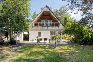 <p>Te koop: instapklare open bebouwing in een bosrijke en rustige omgeving in Tremelo, met EPC A-label.</p><p> </p><p>Deze moderne woning ligt aan de Guldensporenlaan en biedt een perfecte combinatie van comfort en energiezuinigheid. De groene, landelijke omgeving zorgt voor een serene woonervaring, terwijl de woning zelf volledig instapklaar is. Dankzij het uitstekende EPC A-label geniet je van lage energiekosten en een duurzame leefstijl. Daarnaast werd de woning in 2019 volledig nieuw opgetrokken in ecologische houtskeletbouw en voorzien van kwalitatieve bouwmaterialen waaronder groenbestendige kurkgevel, verdoken hemelafwatering en strak aluminium dakgoten, deze materialen zorgen voor een minimaal aan onderhoud. De ruime tuin vormt een ideale plek om te ontspannen of te genieten van buitenactiviteiten.</p><p> </p><p>Belangrijkste ruimtes:</p><p>• Ruime woonkamer met Truevision gashaard en veel lichtinval</p><p>• Eetkamer aansluitend op de woonkamer en keuken</p><p>• Moderne keuken met dubbele spoelbak, koelkast, combi-ovens/stoomoven, inductiekookplaat, bordenwarmers en ingemaakte kasten</p><p>• Inkomhal met ingemaakte kasten</p><p>• 4 slaapkamers, waarvan één met dressing en ruim terras in Irokohout</p><p>• 2 badkamers: één met inloopdouche, toilet en dubbele marmer wastafel in meubel; één met douche, wellnessbad en dubbele wastafel</p><p>• Zolder voor extra opbergruimte</p><p>• Ruime tuin in groene omgeving</p><p> </p><p>Troeven:</p><p>• Bosrijke en rustige ligging</p><p><span>• Intelligente woning voor verlichting, verwarming en andere zaken</span></p><p>• Energiezuinige woning met EPC A-label</p><p><span></span></p>