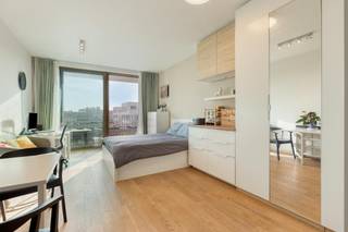 Deze instapklare studio te koop, gelegen in de Regatta wijk op Linkeroever, heeft alles wat u nodig heeft. Dankzij de topligging is er een vlotte bereikbaarheid van en naar de stad. Dit heeft het appartement te danken aan de nabijheid van openbaar vervoer en invalswegen. <br /><br />De studio werd met zorg en smaak afgewerkt, wat meteen zorgt voor een aangename en moderne uitstraling. De ruimte bestaat uit een lichtrijke leef- en slaapruimte, een praktische badkamer uitgerust met lavabo, douche, toilet en aansluiting voor een wasmachine. <br /><br />De studio wordt bovendien aangeboden met de mogelijkheid om roerende goederen over te nemen, wat het geheel extra interessant maakt voor wie meteen wil intrekken of verhuren. <br /><br />Het gebouw zelf biedt tal van faciliteiten, waaronder een fitnessruimte, wasserette, polyvalente ruimte en een fietsenberging. <br /><br />Dankzij het gunstig EPC-label A en de zeer lage gemeenschappelijke kosten is dit niet alleen een comfortabele, maar ook een energiezuinige en budgetvriendelijke keuze. <br /><br />Troeven: <br />- EPC A <br />- Instapklaar <br />- Oostgericht terras <br />- Lage gemeenschappelijke kosten <br />- Ideaal als investering <br />- Mogelijkheid tot aankoop autostaanplaats <br />- Fitness in het gebouw <br /><br />De AI-visualisaties zijn bedoeld als inspiratie. Er werd geen rekening gehouden met technische specificaties, stedenbouwkundige voorschriften of de concrete mogelijkheden tot realisatie. Ontdek dit op onze website www.dewaele.com<br /><br />De studio wordt te koop aangeboden voor een prijs van €225.000 en er is een mogelijkheid om een dubbele autostaanplaats aan te kopen aan €50.000. Heb jij interesse in deze studio? Aarzel dan niet om ons te contacteren bij vragen of om een bezoek in te plannen. <br /><br />Bent u geïnteresseerd in een appartement of woning te koop in Antwerpen? Aarzel dan niet om ons te contacteren. <br />Had u graag uw eigen eigendom te koop aangeboden contacteer ons dan voor een vrijblijvende schatting, telefonisch op het nummer 03/206.76.76 of per mail naar antwerpen@dewaele.com. <br /><br />Ook voor alle andere vragen omtrent vastgoed, kopen of verkopen kan u steeds bij ons terecht! <br /><br />Bestuursmaatregelen in het maatregelenregister: nee<br /><br />Deze AI-visualisaties zijn bedoeld als inspiratie. Er werd geen rekening gehouden met technische specificaties, stedenbouwkundige voorschriften of de concrete mogelijkheden tot realisatie.