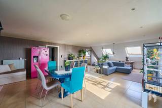 Ruim duplexappartement (125 m²) met een lichtrijke woonkamer, 2 slaapkamers en een ondergrondse berging en autostaanplaats nabij het centrum...
