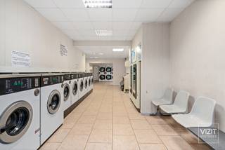 In het centrum van Erembodegem bieden we dit commercieel interessant pand aan, momenteel uitgebaat als een goed draaiende wasserette, met daarachter een ruime opslagplaats en bovenaan een casco duplex woonruimte die volledig kan worden afgewerkt naar eigen smaak. De machines van de wasserette zijn niet inbegrepen, maar kunnen worden overgenomen op aanvraag.<br /><br />Het gelijkvloers omvat de wasserette met technische ruimten en een grote opslagzone, terwijl via een aparte inkomhal een trap toegang geeft tot de eerste en tweede verdieping, waar telkens een casco-ruimte van ongeveer 60 m² aanwezig is. Achteraan is er een kleine stadstuin.<br /><br />Dit pand biedt een sterke commerciële zichtbaarheid én potentieel voor woonruimte, ideaal voor ondernemers of investeerders in het centrum van Erembodegem.<br /><br />Bekijk de documenten op www.vizitvastgoed.be<br />VCRO: in aanvraag - G-score: B - P-score: B