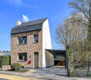 eze ruime gerenoveerde woning is perfect gelegen tussen Hoeilaart en Overijse en biedt 5 slaapkamers, een garage, carport en een grote zonnige...