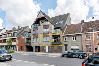 Ontdek dit aangename en lichtrijke appartement, ideaal gelegen in het centrum van Torhout. Het appartement is perfect voor wie op zoek is naar...