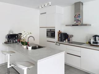 <p>Prachtig nieuwbouwappartement op de 1ste verdieping van klein gebouw in het centrum van Merchtem.<br /><br />Het appartement bestaat uit een ruime inkomhal, een ruime, lichtrijke woonkamer met open keuken en met toegang tot het terras van ± 10m². Verder beschikt het appartement over twee slaapkamers, badkamer met inloopdouche, een apart toilet en berging met aansluiting voor machines. Kelder en fietsenberging voor 2 fietsen. Autostaanplaats binnen.<br />Het appartement voldoet aan de BEN-normen en is dus heel energiezuinig met warmtepomp en vloerverwarming. <br /><br />Op wandelafstand van winkels, station (Dendermonde - Brussel) en openbaar vervoer. <br /><br />Vrij vanaf 15/07/26<br />Lasten 90€/maand</p>