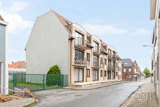 <p>Appartement prêt à emménager à quelques pas du centre d’Avelgem !</p><p>Cet appartement prêt à emménager combine confort de vie, agencement pratique et situation centrale à proximité des commerces, des écoles et des transports en commun.</p><p>DISPOSITION :<br />Hall d’entrée, lumineux séjour avec cuisine ouverte équipée et débarras pratique. L’appartement dispose également d’une grande chambre et d’une salle de bains. Une cave privative est également comprise dans la vente.</p><p>Quels sont les atouts de cet appartement ?<br />♦ séjour lumineux<br />♦ cuisine ouverte équipée avec débarras<br />♦ grande chambre<br />♦ cave privative incluse<br />♦ économe en énergie : label PEB C<br />♦ à distance de marche du centre d’Avelgem<br />♦ proche des écoles, commerces et transports en commun<br />♦ idéal pour les primo-acquéreurs, couples, personnes seules ou investisseurs</p><p>Intéressé(e) par cet appartement ?<br />Contactez-nous dès aujourd’hui : charlotte@immobeguin.be</p>