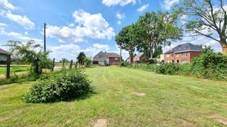Goedgelegen te renoveren woning met extra atelier, oprit en tuin. Veel potentieel! Atelier van 50m2 en voorliggende parking. Te renoveren woning...