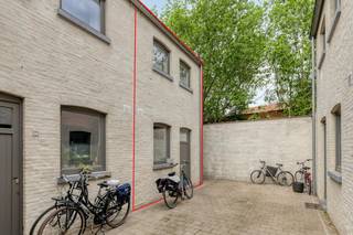 Trendy stadswoning (bouwjaar 2015) op een toplocatie, nabij de Grote Markt van Lier.  Deze instapklare woning is gelegen in een kleine woonerfje van 4 gelijkaardige woningen, op het einde van de autovrij smal straatje, dat uitkomt op de Lisperstraat. Dit woonerfje is afgesloten met een rustiek poortje. <br /><br />De woning omvat;<br />- een lichte leefruimte met grote ramen<br />- een open ingerichte keuken<br />- een terras en klein tuintje<br />- een slaapkamer op de verdieping<br />- een ingerichte badkamer <br />- een ingerichte zolderkamer<br /><br />Tussen deze 4 woningen van het woonerfje ligt er een gezellige binnenkoer. Naast één van de woningen is er een plaats voorzien voor de afvalcontainers. Aan de achterkant heeft ieder zijn privatief stadstuintje. <br /><br />Er is tevens de mogelijkheid tot aankoop van een overdekte autostaanplaats, voor 29.000 euro, in het nabij gelegen parkeergebouw Centre Ville (die aankoop is niet verplicht). <br /><br />Ideaal voor wie gezelligheid en rust zoekt in de binnenstad.<br /><br />Bestuursmaatregelen in het maatregelenregister: nee
