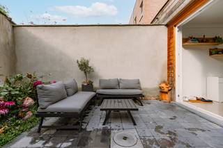 <h3><strong>Maison rénovée avec 3 chambres et jardin ensoleillé en ville</strong></h3>
<p><strong>PEB : B</strong><br /><strong>Mobiscore : 9,1/10</strong></p>
<p>Cette <strong>maison récemment rénovée</strong> se situe dans une <strong>rue calme</strong>, à proximité de la magnifique réserve naturelle <strong>des Bourgoyen</strong>. L’emplacement est idéal pour ceux qui souhaitent combiner la <strong>proximité du centre-ville</strong> avec un <strong>environnement verdoyant et paisible</strong>. Grâce à l’<strong>accès rapide au R4</strong> et aux <strong>transports en commun à distance de marche</strong>, la mobilité est optimale. Supermarchés, écoles, parcs de loisirs et autres commodités se trouvent également à proximité. Le <strong>centre historique de Gand</strong> est accessible en seulement <strong>10 minutes à vélo</strong>.</p>
<p>En entrant dans la maison, vous découvrez un <strong>hall d’entrée</strong> avec <strong>toilettes séparées</strong>. Sur la gauche, la <strong>pièce de vie lumineuse</strong> offre de <strong>beaux éléments authentiques</strong>. Dans le prolongement se trouvent la <strong>salle à manger</strong> et la <strong>cuisine ouverte</strong>, entièrement équipée avec <strong>lave-vaisselle, four, plaque à induction</strong> et de nombreux rangements. La <strong>grande baie vitrée</strong> relie la cuisine au <strong>jardin urbain ensoleillé</strong>, agrémenté d’une <strong>grande terrasse</strong> idéale pour recevoir.<br />La maison dispose également d’une <strong>cave</strong> et d’un <strong>espace de rangement attenant à la cuisine</strong>.</p>
<p>Au <strong>premier étage</strong>, vous trouverez une <strong>spacieuse chambre</strong>, une <strong>salle de bains moderne</strong> avec <strong>douche à l’italienne</strong> et <strong>double lavabo</strong>, ainsi qu’un <strong>WC séparé</strong>. Le <strong>deuxième étage</strong> comprend <strong>deux chambres supplémentaires</strong>.<br />Grâce à sa <strong>rénovation récente</strong>, cette maison offre un <strong>confort moderne</strong> et une <strong>excellente performance énergétique</strong>.</p>
<p>Actuellement, la maison est <strong>louée à des locataires fiables</strong> pour <strong>1.100 €/mois</strong>, ce qui en fait également un <strong>investissement intéressant</strong>.</p>
<p>Que vous recherchiez une <strong>maison prête à emménager</strong>, un <strong>logement pour vos enfants étudiants</strong> ou une <strong>opportunité d’investissement</strong>, ce bien est fait pour vous !</p>
<p>📞 <strong>Contact : Laura – 0473 41 35 62</strong><br />📧 <strong>info@vicusvastgoed.be</strong></p>