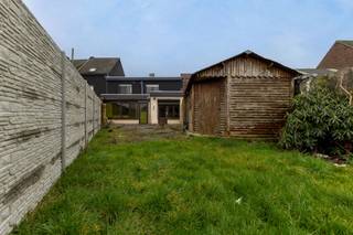 Immo Pické biedt U deze ruime en gunstig gelegen woning aan gelegen in de nabijheid van scholen, winkels, openbaar vervoer en de belangrijkste verbindingswegen. Deze woning bestaat uit een inkomhal, een ruime woonkamer en eetkamer, een gedeeltelijk ingerichte keuken, een berging, een toilet, een veranda en een garage. Op de eerste verdieping vinden we een nachthal, 3 ruime slaapkamers en een badkamer. Aanwezigheid van een tuin.