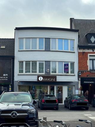 TE HUUR - Lennik - Luxueus afgewerkt 1-kamer appartement gelegen op het marktplein van Sint-Kwintens-Lennik bestaande uit een inkomhal,...