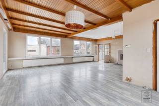 <p>Dit appartement van circa 120 m² biedt een interessante renovatie-opportuniteit in Kessel en is zowel geschikt voor eigen bewoning als voor investering binnen een ruimer project.<br /><br />Via de aparte inkom betreden we de traphal, die toegang verleent tot het appartement. Het appartement beschikt over twee volwaardige slaapkamers van respectievelijk 18,5 m² en 16 m². De badkamer is uitgerust met een douche, toilet en wasmeubel. Verder beschikt het appartement over een zeer ruime en open leefruimte van ca. 55 m², die tal van indelingsmogelijkheden biedt. Deze leefruimte geeft rechtstreekse toegang tot de keuken, die op haar beurt uitgeeft op de veranda van ca. 8 m² en het ruime terras van maar liefst 29 m². Tot slot beschikt het appartement nog over een ruime zolder die over de volledige breedte van het gebouw strekt.<br /><br />Dit appartement maakt deel uit van een ruimer project met o.a. bestaande magazijnen en appartementen. Het pand kan zowel individueel, als in combinatie met andere onderdelen van het project aangekocht worden.<br /><br />Voor meer informatie kunt u contact opnemen met ons kantoor.<br /><br />Extra:<br />- Extra zolderruimte van 120 m² (kan afgewerkt worden tot bruikbare ruimte)<br />- 2 staanplaatsen aan te kopen à € 40.000,00 (verplicht)<br />- EPC: 407 kWh/m² (E-score -> renovatieverplichting!)<br />- Niet gelegen in mogelijks of overstromingsgevoelig gebied, niet gelegen in afgebakend overstromingsgebied of afgebakende oeverzone, niet gelegen in risicozone overstromingen (P-score C, G-score B).<br />- Gebied voor ambachtelijke bedrijven en de gebieden voor kleine en middelgrote ondernemingen, Vkr Vlaamse Waterweg, Gmo, stedenbouwkundige informatie in aanvraag. </p><p>- Niet opgenomen in maatregelenregister<br /><br /><br /><br />Voor meer info ga naar www.coenenvastgoed.be of bel 03/375.82.92</p>
