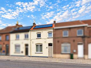<strong>KNAP GERENOVEERDE STADSWONING</strong> met gezellige tuin op een gunstige ligging nabij het <strong>CENTRUM VAN OUDENAARDE</strong>! Deze instapklare woning combineert hedendaags wooncomfort met een warme, huiselijke sfeer en is dankzij de <strong>WARMTEPOMP (LUCHT-LUCHT), ZONNEPANELEN </strong>en het zeer gunstige <strong>EPC-LABEL A</strong> helemaal klaar voor de toekomst. Binnen geniet u van een lichtrijke woonkamer, keuken, badkamer, praktische wasplaats, kelder en <strong>DRIE SLAAPKAMERS</strong>. Buiten vormen het <strong>AANGENAME TERRAS EN DE CHARMANTE STADSTUIN</strong> de ideale plek om in alle rust te ontspannen. De woning bevindt zich aan de <strong>STADSRAND VAN OUDENAARDE</strong>, op korte afstand van winkels, scholen en andere voorzieningen. Bovendien geniet u van een <strong>VLOTTE AANSLUITING OP DE N60 RICHTING GENT EN RONSE</strong>.<br /><br /><u>Sommige beelden in deze publicatie werden met behulp van artificiële intelligentie gegenereerd!</u><br /><br />Adres: Deinzestraat 41 te Oudenaarde<br /><br />EPC-label A; P-score: D, G-score: D; Bestuursmaatregelen in maatregelenregister: neen; Vrij bij akte.