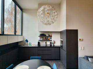 De lift brengt je naar de 2de en bovenste verdieping van een klein gebouw (slechts 2 appartementen). Het appartement heeft een atypische indeling...