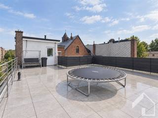 <p>Ruim appartement in Hoboken met drie slaapkamers - ingang Korte Hollebeekstraat</p><p>Dit aantrekkelijke appartement van 94m² in Hoboken biedt de perfecte combinatie van ruimte, comfort en moderne voorzieningen. Met drie slaapkamers en één badkamer is het ideaal voor families of koppels die extra ruimte zoeken.</p><p>Indeling: inkom - woonkamer - ingerichte keuken - 3 slaapkamers (waarvan 1 nu dressing) - badkamer - ruim terras - kelder<br />Voordelen:<br />- Parket in inkom, woonkamer en 2 slaapkamers<br />- overal rolluiken<br />- alarm aanwezig<br />- groot terras<br />- lage algemene kosten (geen lift)<br />- mogelijkheid om garagebox aan te kopen voor €25.000<br />- openbaar vervoer voor de deur<br />- supermarkt vlakbij</p><p>Bezichtiging uitsluitend op afspraak.</p>