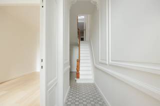 <p>Een herenhuisgevoel, een strakke totaalrenovatie en een eigen tuin. Clementinastraat 22 combineert precies wat in Antwerpen 2018 zo gegeerd is: karakter, ruimte en buitenleven op een centrale locatie.</p><p>Achter de klassieke gevel werd de woning recent volledig gerenoveerd. Authentieke elementen zoals de hoge plafonds, moulures, paneeldeuren en originele trap kregen opnieuw hun plaats, gecombineerd met lichte parketvloeren, zwarte steellook accenten en een hedendaagse afwerking.</p><p>· 4 slaapkamers <br />· Ca. 40 m² stadstuin <br />· Volledig gerenoveerd <br />· Authentieke architecturale details <br />· Veel natuurlijke lichtinval <br />· Gegeerde ligging in Antwerpen 2018</p><p>Op het gelijkvloers loopt de leefruimte door van voor- tot achtergevel. De nieuwe keuken vormt het sluitstuk en geeft rechtstreeks uit op de ca. 40 m² grote stadstuin. Geen klein koertje, maar een volwaardige buitenruimte waar je midden in de stad echt iets mee kan.</p><p>Met 143 m² woonoppervlakte en vier slaapkamers is dit bovendien een stadshuis dat meegroeit. Ideaal voor een gezin, maar evengoed voor wie een aparte home office, dressing of logeerkamer zoekt. De badkamer werd royaal afgewerkt met vrijstaand ligbad, inloopdouche, dubbele wastafel en warme koperkleurige kranen.</p><p>Ook de ligging speelt mee: de Clementinastraat in Antwerpen 2018 staat bekend om haar statige gevelrijen en residentiële karakter, terwijl winkels, horeca, openbaar vervoer en het centrum vlot bereikbaar zijn.</p><p>Ontdek Clementinastraat 22 zelf. Plan je bezoek via Sinjoor en kom kijken of dit jouw nieuwe thuis wordt.</p>