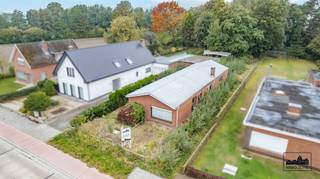 Ontdek deze ruime woning in Stekene, een ideale combinatie van rust en bereikbaarheid. De woning telt 3 slaapkamers en 1 badkamer. Het volledig perceel meet 1.353 m² en biedt een weelderige, privacyvolle tuin met mature bomen en veel groen, ideaal voor gezinnen en buitenactiviteiten. De praktische indeling omvat een lichtrijke woonkamer, een eenvoudige keuken en een badkamer op de gang; de ruimtes bieden kansen voor renovatie naar eigen stijl.Uniek aan dit pand is de grote opslag-/garageruimte achter de woning: een ruime, hoge loods die vele mogelijkheden biedt als opslag, atelier of hobbyruimte. Daarnaast beschikt het perceel over een tweede garage, waardoor u voldoende parkeervoorzieningen hebt. De ligging aan een rustige straat in Stekene combineert landelijke rust met korte verbindingen naar winkels, scholen en openbaar vervoer.Opportuniteitswijzer: het huis biedt potentieel om te renoveren en naar eigen smaak aan te passen, met een stevige basis en veel ruimte om uit te bouwen of in te richten zoals u wenst. Laat u verrassen door de mogelijkheden en plan vandaag nog een bezichtiging via kasper.maes@immo-zone.be of 0470 50 98 57.