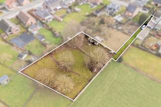 Perceel grond te koop in Geraardsbergen met een totale oppervlakte van 2216 m2 

Dit stuk omvat twee perceelnummers met volgende kadastrale leggers 

PERCEEL 1 
Perceelnummer:  A458 N2 
Kadastrale details:  Bouwland 
oppervlakte 645 

PERCEEL 2:
Perceelnummer:  A458 C 
Kadastrale details:  Bouwland 
oppervlakte 1571 m2 

Volgens gewest gelegen in "woonuitbreidingsgebied"
Geen overstromingsgevoelig gebied (label A) 
Toegang door erfdienstbaarheid via Hoge weg, naast huisnummer 196.
Omheind perceel, niet verpacht aan landbouwer

Percelen worden niet afzonderlijk verkocht 
Bieden kan vanaf 30.000 euro 

Voor bijkomende info ( VGI, kadaster, VIP, bodemattesten, ..)  
Bel Pieter Cardoen 04745 36 12 52 of mail pieter@cornelis-partners.be
