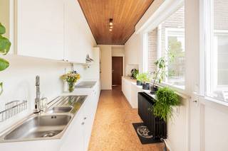 <p>Deze gezellige en trendy gezinswoning is gelegen in het hartje van Willebroek, waardoor winkels, scholen en horecazaken op wandelafstand zijn.</p><p></p><p>Uiteraard is er een uitstekende verbinding met de A12, N16 en E19. Je wordt verwelkomd in de gezellig inkomhal met gastentoilet. Hier voel je al meteen de warme en simplistische sfeer. De eyecatcher van de woning is zonder twijfel de lichtrijke leefruimte met zicht op de groene tuin. De aansluitende keuken werd volledig vernieuwd en voldoet aan alle comfort. Naast de keuken vind je de praktische bergplaats met aansluitingen voor een wasmachine. Onder de trap is nog een extra berging aanwezig. Op de eerste verdieping zijn 3 slaapkamers en een badkamer aanwezig. In de verzorgde tuin kom je tot rust op het aangelegd terras in een oase van groen. Bovendien is er achteraan de woning nog een extra uitweg van 1,5 meter.</p><p></p><p>Kortom de ideale starterswoning!</p><p></p><p>Meer info en documenten op www.malines-group.be</p>