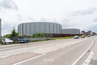 VALIMMAS verkoopt deze ruime driegevelwoning op 6 are 40, met mooie en naar het zuiden gerichte tuin en parking ...   

Het gelijkvloers bestaat uit de inkomhal, een wasplaats, een living en eetkamer, een ingerichte keuken, een badkamer met ligbad en een berging.    
De verdieping herbergt een overloop, twee slaapkamers en een badkamer met ligbad.    
De dakverdieping werd ingericht als een studio met een grote slaapkamer/leefruimte, een mezzanine/bureel, een ingerichte kitchenette, en een badkamer met inloopdouche.
Er is tevens een kelder (± 30m²) aanwezig.   
Achteraan bevindt zich het zuidgerichte zonneterras en de tuin met enkele tuinconstructies.   

Dit betreft een solide constructie, echter wel nog op te grondig op te frissen en te moderniseren op gebied van energieprestatie. Thans geen CV (defect), wel twee houtkachels en 2 elektrische boilers. Inclusief 42m² zonnepanelen (8kWp), nog verder af te werken en aan te sluiten.    