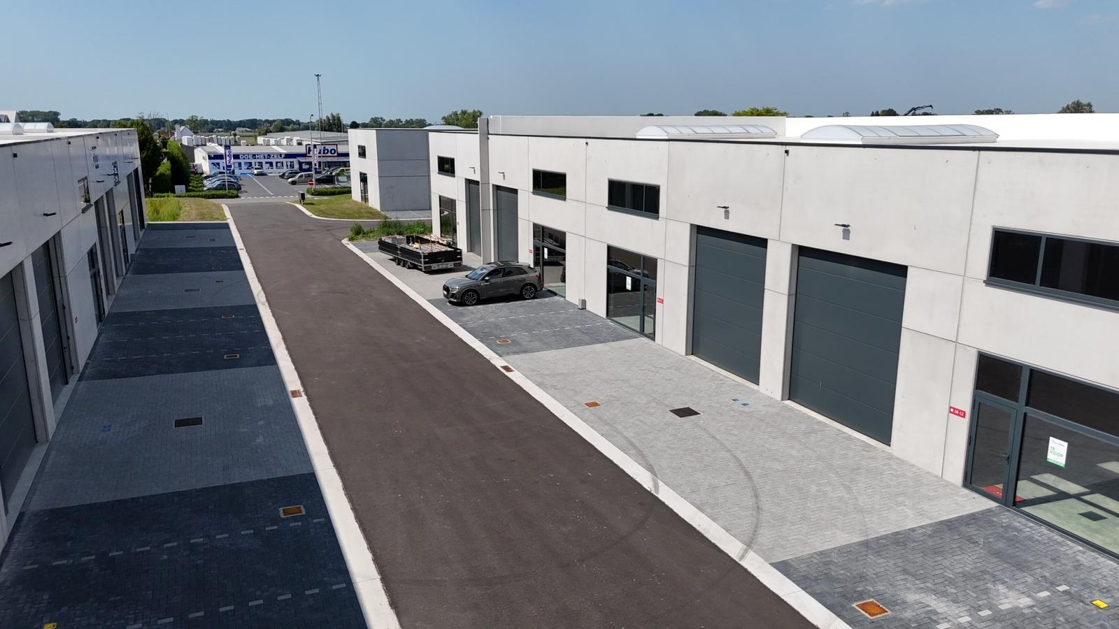 Loods te koop – 246 m² met 2 parkeerplaatsen inbegrepen op de industriezone te Ichtegem - foto 4