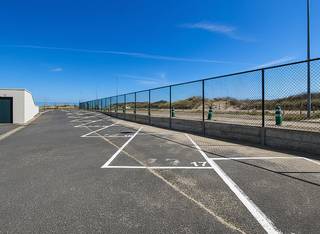 Centraal gelegen staanplaats te koop in het complex “Sea Side”, nabij het centrum, winkels en de zeedijk. Deze vlot bereikbare staanplaats...