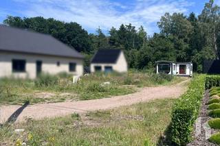 Bouwperceel ( 837m² ) voor open bebouwing met een straatbreedte van 16,74m.<br />Dit perceel is gunstig gelegen naast een verbindingsweg.<br />Op het gelijkvloers mag men 17m diep bouwen, op de verdieping 12m.<br /><br />Nutsvoorzieningen zijn reeds aanwezig.<br /><span>Bouwvoorschriften op aanvraag.</span>
