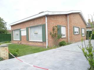 Alleenstaande woning met 2 slaapkamers op rustige liggingBen je op zoek naar een op te knappen alleenstaande woning in een rustige buurt? Deze...