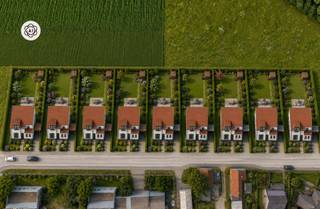Exclusieve nieuwbouwvilla’s in Eke met uitzonderlijke vergezichtenDroomt u van een ruime, energiezuinige villa op een toplocatie in Eke? Ontdek deze unieke nieuwbouwontwikkeling in de Weefstraat, waar rust, ruimte en bereikbaarheid perfect samenkomen.De royale bouwpercelen vanaf 849 m² bieden alle mogelijkheden voor het realiseren van een stijlvolle gezinswoning met een bewoonbare oppervlakte van meer dan 230 m². Dankzij de prachtige ligging geniet u dagelijks van unieke, open verzichten terwijl het centrum van Eke, winkels, scholen en belangrijke verbindingswegen zich op korte afstand bevinden.Deze hedendaagse villa’s worden ontworpen met oog voor comfort en functionaliteit en beschikken over:- 3 tot 4 volwaardige slaapkamers- Een ruime en lichtrijke leefruimte- Een stijlvolle badkamer- Mogelijkheid tot het afwerken van de zolder voor extra kamers, hobbyruimte of thuiskantoor- Hoogwaardige afwerking en energiezuinige technieken- Volledige inspraak in de afwerking volgens uw persoonlijke wensenBTW-regelingLoten 1 t.e.m. 5: verkoop onder het stelsel van 21% btwLoten 6 t.e.m. 9: verkoop onder het gunstige stelsel van 6% btw (onder voorbehoud van het voldoen aan de wettelijke voorwaarden)Een unieke kans voor wie op zoek is naar een ruime nieuwbouwwoning op een uitzonderlijke locatie in Eke.Interesse of wenst u meer informatie?Contacteer ons via emiel@immobeguin.be en ontvang alle plannen, lastenboeken en prijsinformatie.