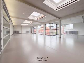 Exclusieve woonloft met open karakter en zonnig terras strategisch gelegen nabij invalswegen, Expresweg en het centrum van Brugge!<br /><br />Residentie Lange Munte verwelkomt u via een toegangspoort die leidt naar een gemeenschappelijke ruimte met plaats voor twee auto's, alsook ruimte voor het stallen van fietsen en andere praktische opslag.<br /><br />Deze unieke eigendom onderscheidt zich door haar royale volumes, overvloedige lichtinval en flexibele indeling. De loft omvat een ruime inkomzone met afzonderlijke toiletruimte, die desgewenst kan worden omgevormd tot een volwaardige badkamer. Aansluitend bevindt zich een indrukwekkende open ruimte die tal van mogelijkheden biedt voor het creëren van een open keuken, een stijlvolle eetplaats en een ruime leefruimte, waarbij het authentieke loftkarakter optimaal tot zijn recht komt. Verder beschikt de eigendom over een royale kamer die zich perfect leent als ruime slaapkamer. Als extra troef geniet u van een aangenaam, zuidoostgericht terras, waar u in alle rust kunt genieten van de ochtend- en middagzon.<br /><br />Dankzij de combinatie van openheid, licht en privacy vormt deze loft de ideale basis voor wie op zoek is naar een karaktervolle woonst die volledig naar eigen smaak kan worden afgewerkt.<br /><br />Troeven:<br />- Aankoop onder 2% registratierechten mogelijk<br />- Uniek loftkarakter met flexibele indelingsmogelijkheden<br />- Strategisch gelegen nabij invalswegen, Expresweg en Brugge Centrum<br />- Extra polyvalente ruimte (71m²)<br />- Zuidoost gericht terras (35m²)<br /><br />Voor verdere informatie of vrijblijvend bezoek contacteer Céline op 0476/60 60 23 of mail naar celine@immax.be