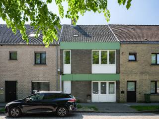 Bent u op zoek naar een woning die u volledig naar eigen smaak kan inrichten, en dit op een uitstekende locatie in Gent?<br />Dan is deze stevig gebouwde woning vlakbij het UZ Gent zeker iets voor u! <br /><br /><u><strong>Info via elisa@ocvastgoed.be of 0468 45 65 26! </strong></u><br /><br />Dankzij de centrale ligging, nabij winkels, scholen en belangrijke invalswegen, geniet u hier van een ideale combinatie van bereikbaarheid en wooncomfort.<br /><br />Bij het binnenkomen wordt u verwelkomd in een ruime inkomhal (voormalige garage), met toegang tot een polyvalente ruimte die perfect kan dienen als bureau, hobbykamer of extra slaapkamer. Verder vindt u op het gelijkvloers een apart toilet en een praktische berging.<br />De lichtrijke leefruimte met aansluitende keuken bevindt zich eveneens op het gelijkvloers en geeft rechtstreeks toegang tot het terras en de zonnige tuin. Dankzij de gunstige oriëntatie geniet u hier van de middagzon tot ’s avonds laat.<br /><br />Op de eerste verdieping bevinden zich twee ruime slaapkamers, een derde kamer en de badkamer.<br /><br />De zolder biedt bovendien nog <strong>extra uitbreidingsmogelijkheden.</strong><br /><br /><u><strong>Belangrijkste troeven:</strong></u>
<ul>
	<li>Topligging nabij UZ Gent, winkels en openbaar vervoer</li>
	<li>Vlotte verbinding naar belangrijke invalswegen</li>
	<li>Stevig gebouwde woning met renovatiepotentieel</li>
	<li>Lichtrijke leefruimte en zonnige tuin</li>
	<li>3 slaapkamers + polyvalente ruimte</li>
	<li>Zolder met uitbreidingsmogelijkheden</li>
</ul>
Kortom, een ideale woning voor wie op zoek is naar ruimte, ligging en mogelijkheden!<br /><br />Bruto vloeroppervlakte (opgemeten volgens EPC) : 132 m2 (excl. zolder die nog mogelijkheid geeft voor uitbereiding) <br /><br /><br />Stedenbouwkundige inlichtingen: bouwvergunning, geen verkavelingsvergunning, woongebied, voorkooprecht, geen gerechtelijke herstelmaatregel of bestuurlijke maatregel opgelegd.<br />Geen risicozone overstromingsgevoelig gebied. P-score = A, G-score = A, geen renovatieverplichting <br />Elektriciteit niet conform <br />EPC: 281 kWh (C)<br /><br /> 