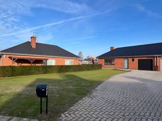 Deze recent gerenoveerde woning beschikt onder andere over een inkomhal met gastentoilet, een ruime leefruimte en een afzonderlijke keuken, uitgerust met onder andere een combi-oven en vaatwasser. <br />Verder zijn er drie slaapkamers en een badkamer met lavabo, douche en toilet.<br /><br />De woning beschikt ook over een inpandige garage (met aansluiting voor wasmachine en droogkast) en een ruime oprit geschikt voor meerdere wagens. <br />De zolder kan worden gebruikt als opslagruimte.<br />De recent aangelegde tuin vormt een aangename buitenruimte.