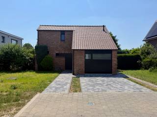<strong>Instapklare, gerenoveerde en rustig gelegen woning op een topligging in Leuven. EPC-label B.</strong><br /><br />De woning beschikt op het gelijkvloers over een inkomhal, apart toilet, een aangename woonkamer, een gloednieuwe keuken, een eetruimte, een praktische bijkeuken en een gelijkvloerse slaapkamer met een aparte badkamer.<br /><br />Op de eerste verdieping bevinden zich een nachthal, een tweede slaapkamer, zolderruimte en een tweede badkamer.<br /><br />Buiten geniet u van een mooie, zuidgerichte tuin. Vooraan de woning zijn bovendien voldoende parkeermogelijkheden aanwezig.<br /><br />De woning geniet van een uitstekende verkeerstechnische ligging, met een vlotte verbinding naar het centrum van Leuven, winkels, scholen, openbaar vervoer en belangrijke invalswegen.<br /><br />Interesse? Bel naar 0496 07 89 48 om een bezoek in te plannen.