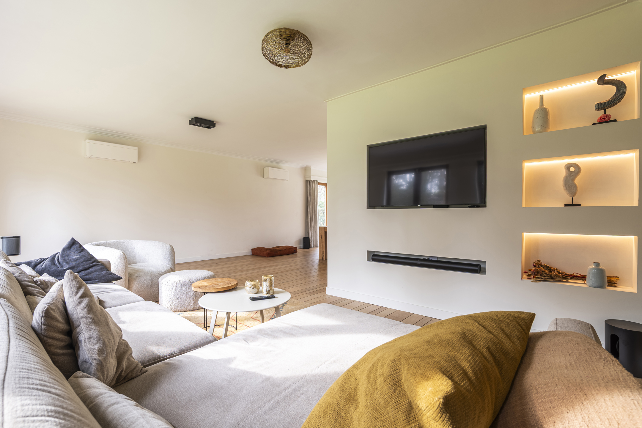 Ruime, recent gerenoveerde villa met 5 slpks op 2.430 m² - foto 4