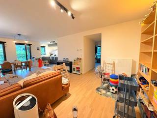 <p>Quares - Group TREVI presenteert :<br />Op de 1ste verdieping van een verzorgd gebouw bevindt zich dit ruime en lichtrijke appartement met een open indeling en een aangename, moderne uitstraling.</p>
<p>De leefruimte geniet van overvloedige natuurlijke lichtinval dankzij de grote ramen en een open structuur die aansluit op de volledig ingerichte keuken met rechtstreekse toegang tot het gezellige terras. Perfect om te genieten van een koffiepauze in de zon of een rustig moment na het werk. De keuken geeft ook toegang tot de ruime berging die voorzien is voor een aansluiting van een wasmachine.</p>
<p>Verder beschikt het appartement over een nachthal met 3 slaapkames en apart toilet. De badkamer is modern afgewerkt met een inloopdouche en bad en biedt alle hedendaags comfort.</p>
<p>De combinatie van open ruimtes, veel licht en een praktische indeling maakt dit appartement bijzonder aangenaam om in te wonen.<br /><br /><strong>Huurprijs €1250/maand</strong><br /><strong>Forfaitaire gemeenschappelijke kosten: €100/maand</strong> (onderhoud en elektriciteit gemene delen) <br />Privé nutsvoorzieningen (water, gas &amp; elektriciteit) niet inbegrepen.<br />Het pand is onmiddelijk beschikbaar.</p>
<p><strong>Troeven:</strong></p>
<ul>
<li>
<p>Gelegen op de 1e verdieping met lift</p>
</li>
<li>
<p>Open en lichtrijke leefruimtes</p>
</li>
<li>
<p>Volledig uitgeruste keuken + aansluitende berging</p>
</li>
<li>
<p>3 slaapkamers</p>
</li>
<li>
<p>Ondergrondse garagebox (inbegrepen in de huurprijs)</p>
</li>
<li>
<p>Leuk terras met mooi uitzicht</p>
</li>
</ul>