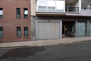 Garagebox (nr. 14) te huur aan €100/maand incl.de gemeenschappelijke kosten.Ideaal gelegen voor de studenten die met de wagen naar Gent komen.De...