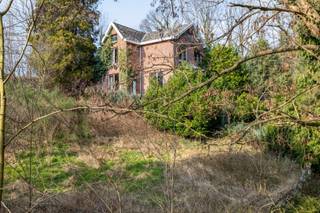 Deze volledig te renoveren / nieuw te bouwen woning bevindt zich op de rand van Kessel-Lo en Holsbeek en ligt op een prachtig perceel van 96a 60are. <br /><br />Als belangrijkste troef heeft deze woning dat er een vergunning werd verkregen voor een unieke nieuwsbouwwoning met 4 slaapkamers, 2 badkamers, prachtige leefruimte... en +/- 280m² bewoonbare oppervlakte. <br />Deze vergunning en renders kan bezorgd worden ter inzicht. <br /><br />De woning bestaat op de gelijkvloers uit een inkomhal, leefruimte en keuken. Op de 1ste verdieping vinden we nog 2 slaapkamers.<br />Verder is er nog een losstaande garage en verschillende paarden stallen.<br /><br />Het pand ligt verscholen op een heuvel, aan de rand van een uitgestrekt bos en is tevens gelegen op een steenworp van de snelweg en Leuven centrum.<br /><br />Bij interesse of vragen kan u ons steeds bereiken.