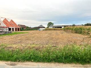 Een woning op je lijf en leven geschreven, gebouwd door Hectaar!<br /><br />Gelegen nabij het centrum van Wingene en omgeven door groen, biedt Hectaar een ruim en uniek stuk bouwgrond aan.<br />Met een oppervlakte van 872 m² is dit perceel ideaal voor een statige, alleenstaande woning. <br /><br />Onze architecten laten zich inspireren door jouw ideeën, stijl en smaak om een woning te ontwerpen die naadloos aansluit op dit bouwkader. Een sterke verbinding met de tuin en het maximaliseren van natuurlijk licht staan daarbij centraal. <br /><br />Voor de realisatie van jouw ideale woning stellen we een gedetailleerd lastenboek op, volledig afgestemd op jouw verwachtingen en wensen. <br /><br />Aarzel zeker niet om contact op te nemen bij vragen.