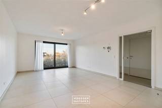 <p><span>Goeie sfeer, optimale ondersteuning en dienstverlening<br /></span><span>Dit appartement situeert zich op de eerste verdieping en beschikt over 1 slaapkamer, een lichtrijke leefruimte met open keuken en terras, een bergruimte en een badkamer met toilet, inloopdouche en wastafel. <br />Er is een ondergrondse fietsenstalling (gemeenschappelijk) inbegrepen, alsook is er een lift in het gebouw.<br />Het is onmiddellijk beschikbaar voor eigen bewoning of als investering.<br />Ook niet 60+ kunnen hier ondersteunend wonen, aangezien er nog niet aan de maximale capaciteit is voldaan.<br /><br /></span><span>Service<br /></span><span>Een absolute troef is de medische en praktische dienstverlening, met onder meer: <br /><br />/ 24/24 uur permanentie (oproepsysteem)<br />/ professionele woonassistentie<br />/ bibliotheek<br />/ ontspanningsruimte met fitness<br />/ wellnesscenter<br />/ zwembad<br />/ was- en strijksalon<br />/ restaurant met gezellige tuin<br /><br />De onthaalruimte biedt plaats aan alle bewoners om een krant te lezen, een spelletje pool te spelen of een babbel te doen met andere bewoners.<br />Wil je als bewoner een feest geven, dan biedt het restaurant veel mogelijkheden.<br />Je leefomgeving is dus véél meer dan enkel jouw appartement!<br /><br /><br /></span></p><p><span> </span></p>