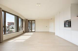 Op de 5e verdieping van een kwalitatief residentieel gebouw aan de Londenstraat 3 bevindt zich dit stijlvolle en ruime appartement van ca. 116 m².<br /><br />Dankzij de combinatie van een hoogwaardige afwerking, hedendaags comfort en een royaal inpandig terras van ca. 12 m² met zicht op het MAS, biedt dit appartement een aangename woonervaring op een toplocatie.<br /><br />De ruime leefruimte vormt samen met de open keuken het hart van het appartement. De keuken is volledig uitgerust met kwalitatieve AEG-toestellen en sluit mooi aan bij de lichtrijke woon- en eetruimte. Vanuit de leefruimte is er toegang tot het ruime inpandige terras, dat een aangename buitenruimte vormt.<br /><br />Het appartement beschikt over twee volwaardige slaapkamers en twee badkamers, wat zorgt voor optimaal wooncomfort en privacy. De ingemaakte kasten van het Italiaanse kwaliteitsmerk Caccaro bieden bovendien een stijlvolle en praktische oplossing voor voldoende opbergruimte.<br /><br />Op het vlak van comfort is het appartement voorzien van vloerverwarming, airconditioning en zonnewering. Het appartement is daarnaast uitgerust met zonnepanelen, wat bijdraagt aan een lager energieverbruik en een aanzienlijke besparing op de energiekosten.<br /><br />Verder beschikt het appartement over een grote ondergrondse autostaanplaats en maar liefst drie overdekte fietsenplaatsen.<br /><br />Huurprijs: € 1950/maand<br />Ondergrondse autostaanplaats: € 150/maand<br />Algemene kosten: € 150/maand<br /><br />Een uitstekend gelegen en hoogwaardig afgewerkt appartement voor wie op zoek is naar ruimte, comfort en een stijlvolle woonomgeving in het Eilandje.<br /><br />Meer informatie of een bezichtiging? Mail naar info@wellimmo.net of bel 03 225 00 68.