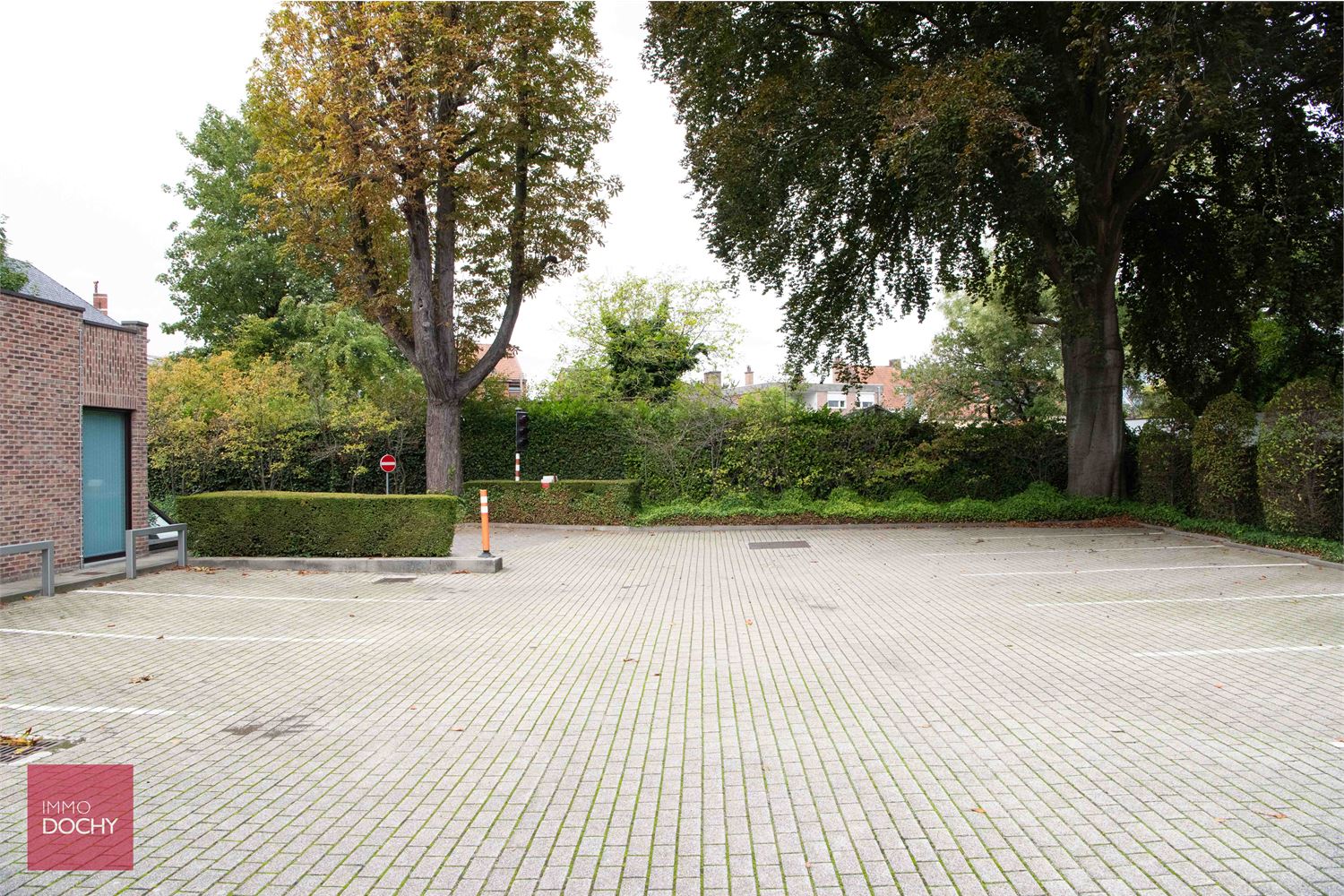 Multifunctioneel commercieel gebouw met parking en uitweg | Stationsstraat - photo 3