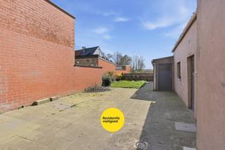Deze ruime rijwoning ligt in het centrum van Eernegem en dateert uit 1933. Met een bewoonbare oppervlakte van 106 m² en een perceel van 296 m² biedt de woning veel potentieel, maar vraagt wel de nodige renovaties. De woning beschikt over een gezellige leefruimte met gaskachel en een ingerichte keuken die toegang biedt tot de grote zonnige tuin. Er zijn drie slaapkamers en een badkamer met ligbad op de eerste verdieping. De ruime zolder biedt extra bergruimte. De woning heeft deels dubbele beglazing en dakisolatie, maar scoort energielabel F (EPC: 746 kWh/m²). Er is centrale verwarming in voorbereiding, maar momenteel nog niet aangesloten. De woning heeft een grote garage met elektrische poort en twee tuinbergingen. De ligging nabij het centrum maakt het ideaal voor wie rustig wil wonen met alle voorzieningen op wandelafstand. (Gvg, Wg, Gmo, Gvkr, Gvv) Ref. OU26206
