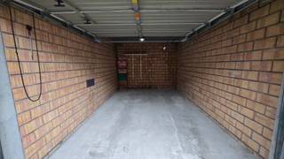 Afgesloten garagebox met automatische poort in centrum Koekelare.<br /><br />Elektriciteit aanwezig.